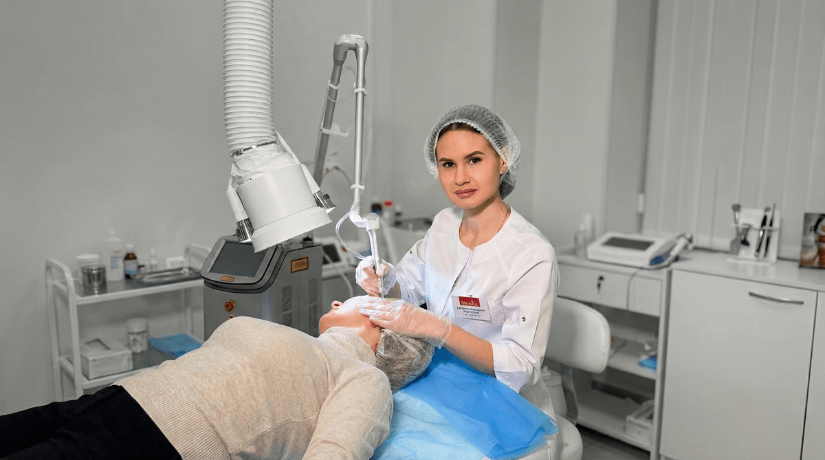 Лікар проводить процедуру лазерної дерматохірургії обличчя в клініці МедАл